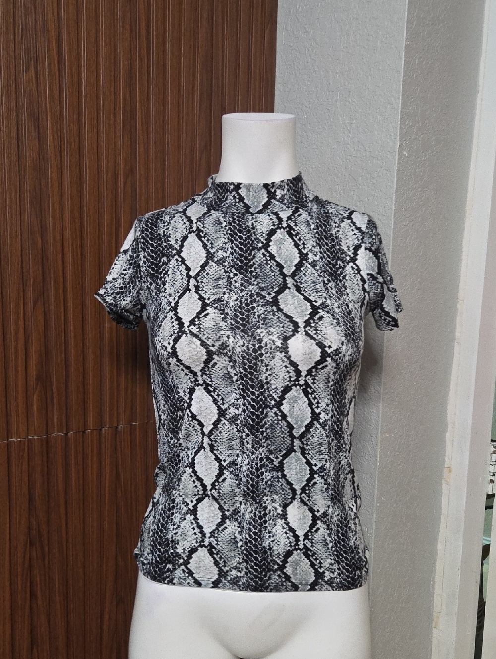 eye candy Black & White Snake Print Mock Neck Short Sleeve Tee Small Sz [1008]